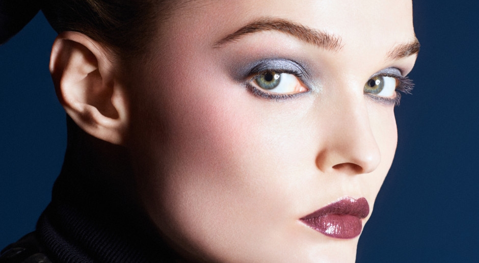 CHANEL устремляет взоры в небо в преддверии Рождества 2025 года. Вас ждет космическая коллекция макияжа, полная талисманов.