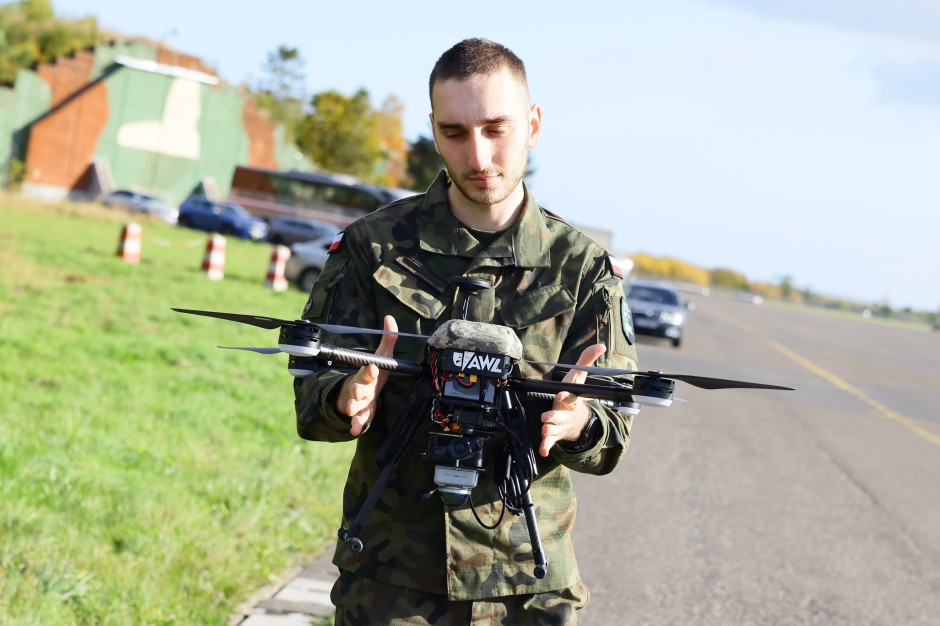 Dronowy zwrot w polskiej armii. W walce wykorzystamy nawet ptasie pióra?