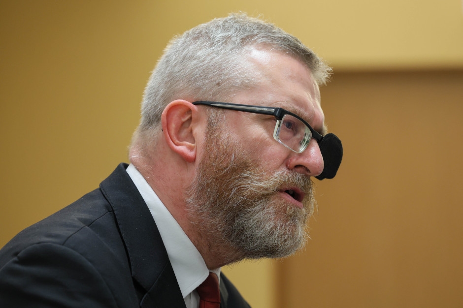 Partia Grzegorza Brauna zostanie zdelegalizowana? Polacy się opowiedzieli