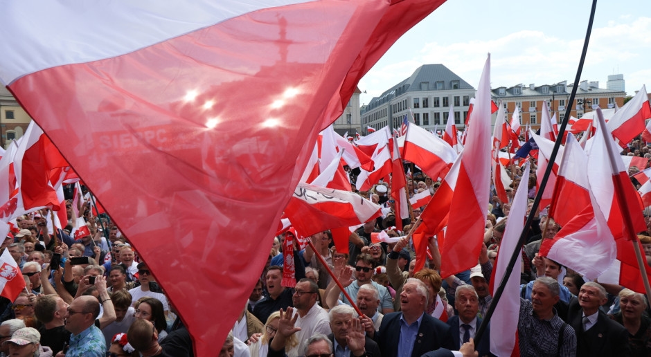 Twee grote marsen in Warschau. Honderdduizenden mensen gingen met Trzaskowski en Nawrocki mee [FOTO'S]