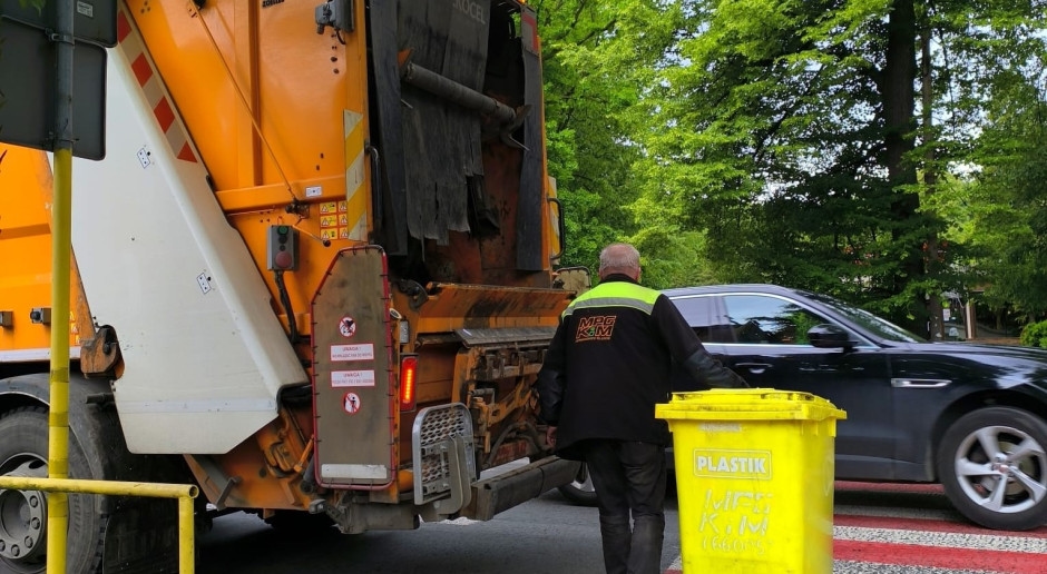 Verrassende vondsten in de vuilnisbak. Ambtenaren houden hun hoofden stijf
