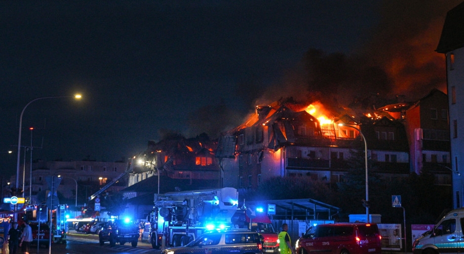 Een enorme brand in Ząbki. Twee appartementencomplexen staan ​​in brand. Brandweerkorpsen uit aangrenzende provincies worden opgeroepen.