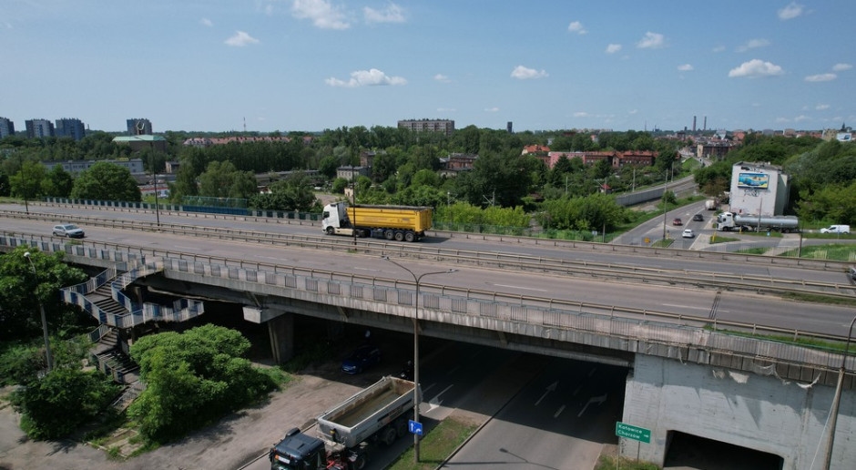 O enorme viaduto representa um risco à segurança. Gaiolas de suporte elevarão os vãos usando cilindros.