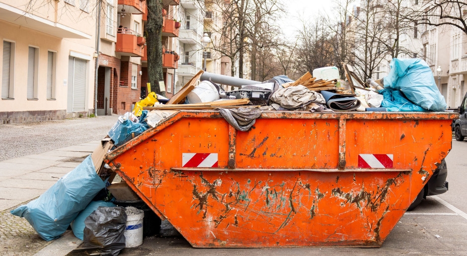 I residenti non sono tenuti a separare i rifiuti derivanti da lavori di ristrutturazione. Questa responsabilità ricade sul PSZOK.