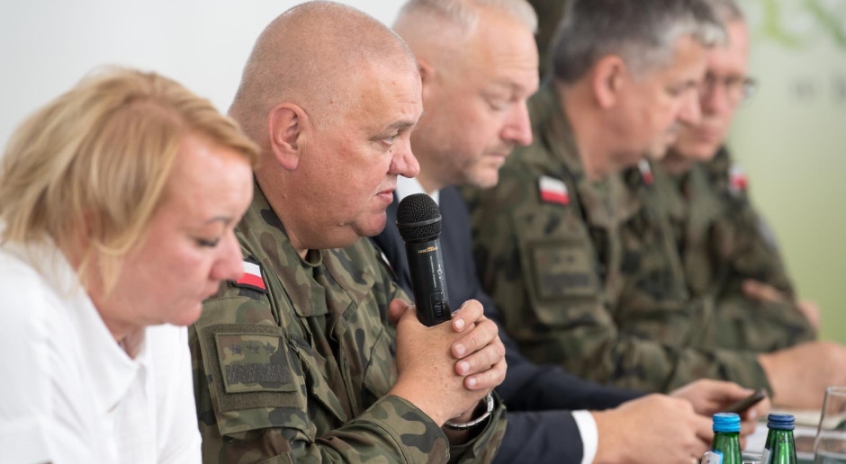 Ricci anticarro vicino al confine con la Russia. L'esercito è pronto a difendersi.
