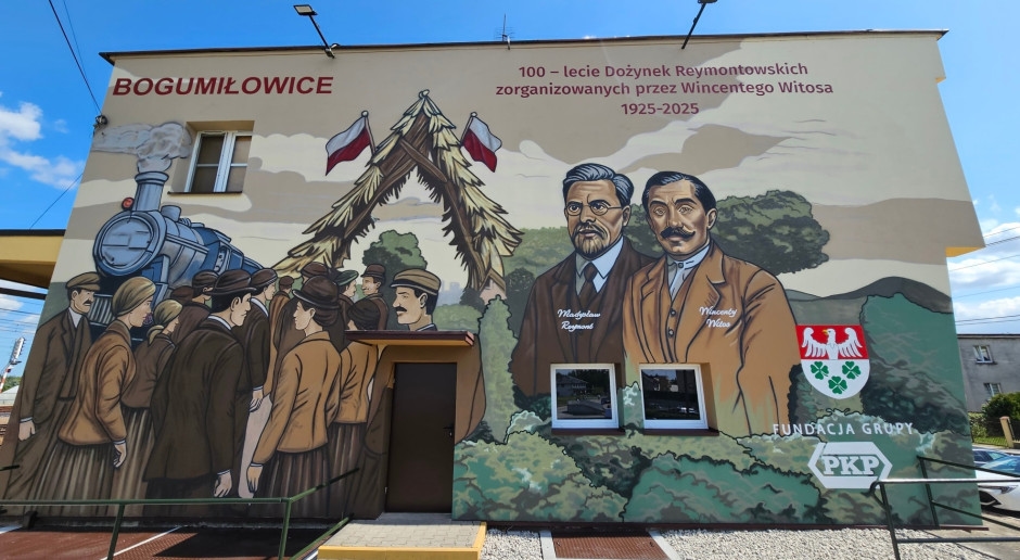 Un murale commemorativo di Reymont e Witos è stato creato sull'ex edificio della stazione
