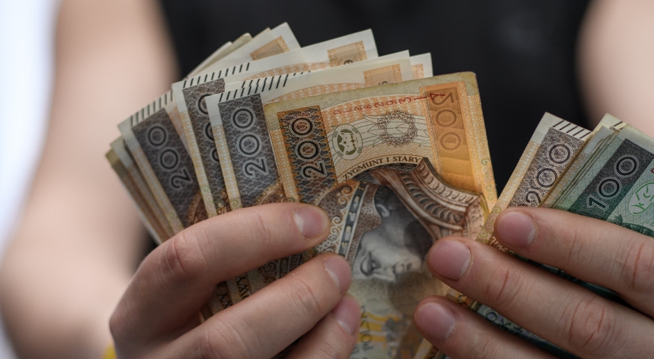¿1400 PLN del ZUS por tres años? Comprueba si cumples los requisitos.