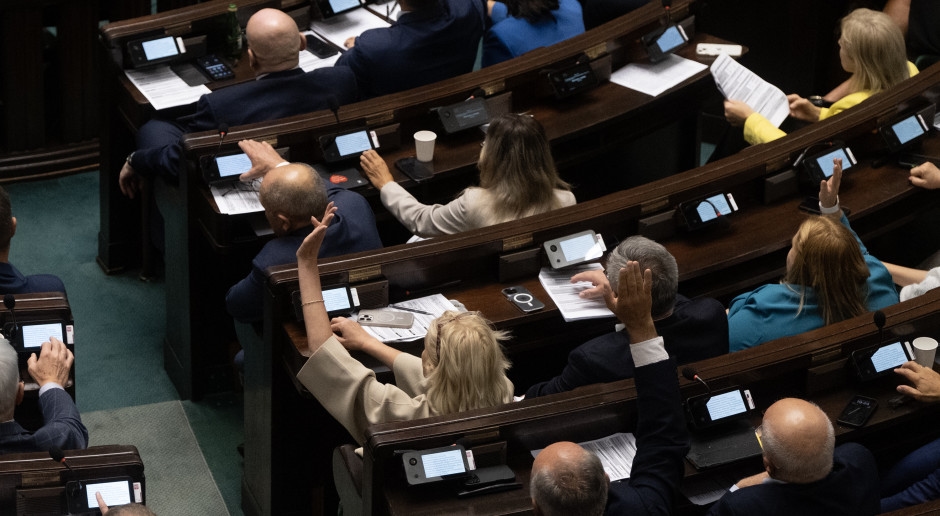 Un solo error y el gobierno retira el beneficio de más de 800. Miles de niños se quedan sin pagos.