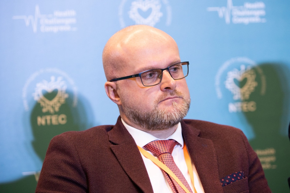 Łanda: system będzie osiadał jak kompost. NFZ jest zależny od polityków, a oni nie czekają w kolejkach