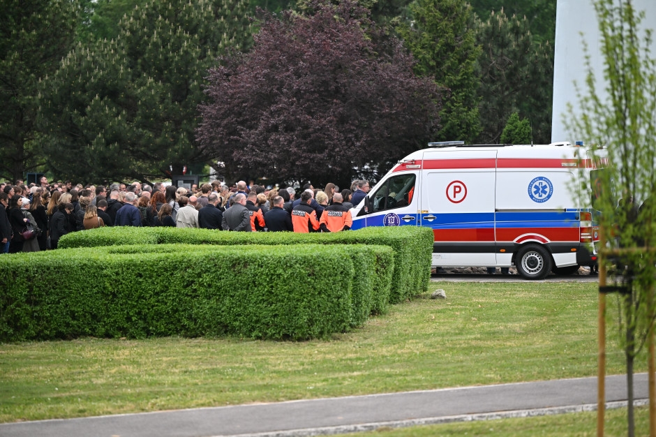 Costumi neri, bandiere nere, in silenzio, senza politici. I medici protesteranno contro la violenza