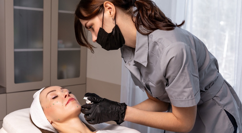 Kosmetikerin als Quacksalberin? Ärzte wollen Millionenstrafen für Botox-Injektionen.