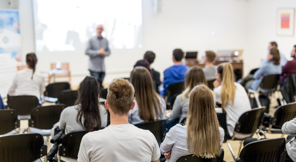 Reciben 6.300 PLN al mes por estudiar. Repite el curso indefinidamente.
