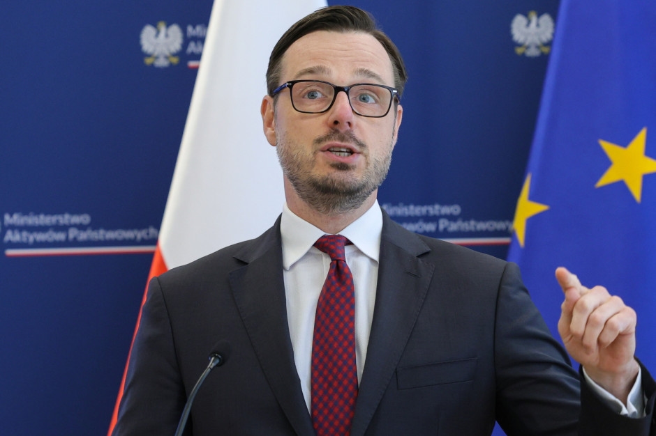 Minister Jaworowski points at the opposition and shows hard data about companies