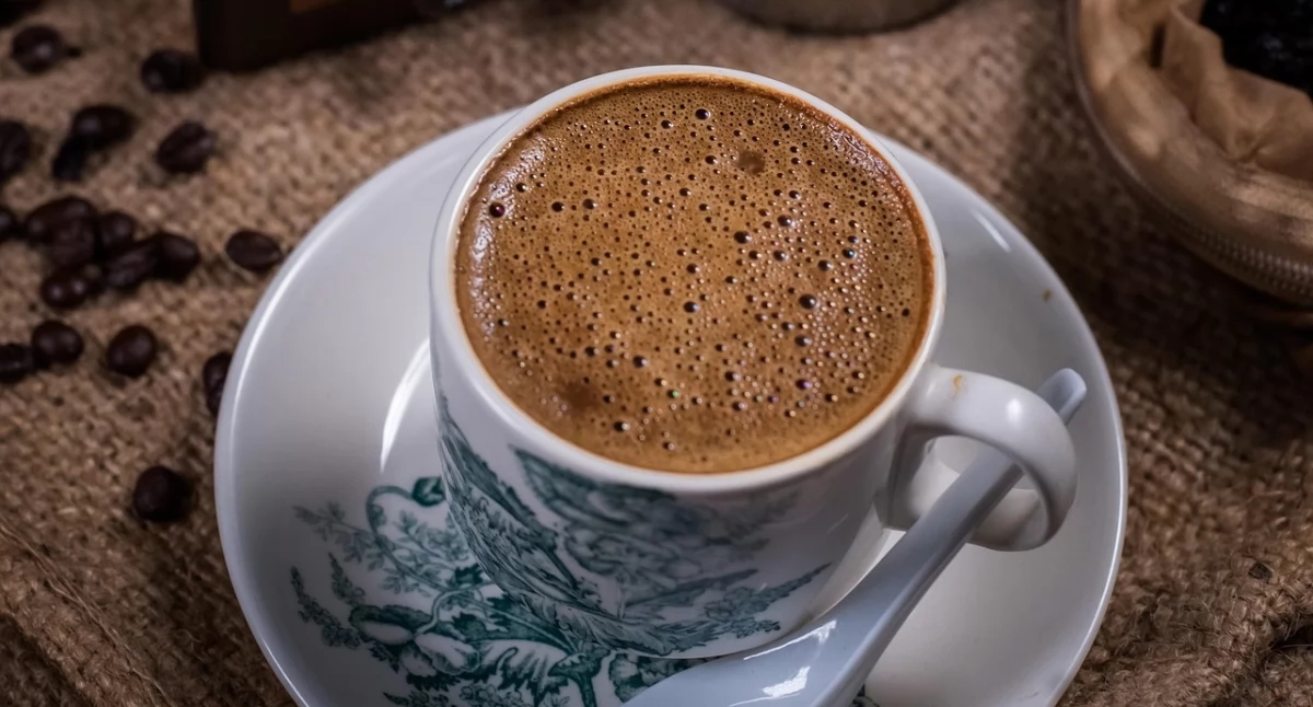 Bere caffè prima di andare a letto può scatenare comportamenti impulsivi, soprattutto nelle donne
