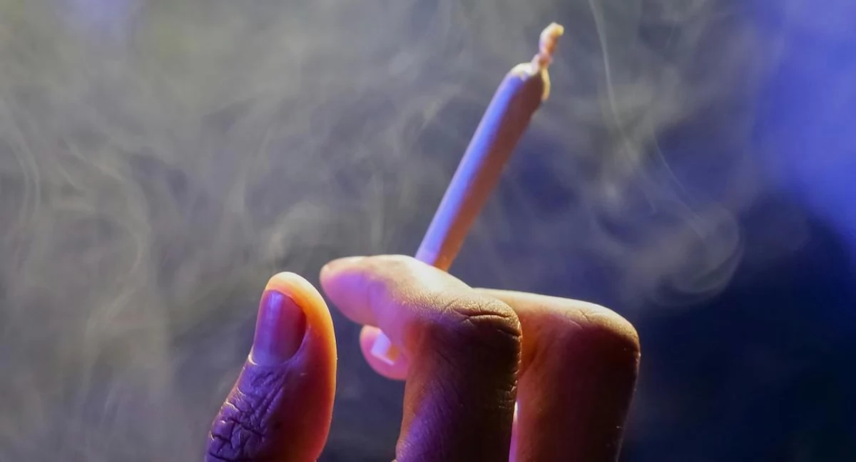 Eén op de vijf jongvolwassenen gebruikt marihuana of alcohol om in slaap te vallen. Onderzoek onthult verontrustende verbanden.
