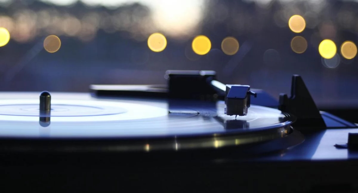 Ascoltare musica dopo i 70 anni può proteggere dalla demenza. Uno studio ha rilevato una riduzione del rischio del 39%.