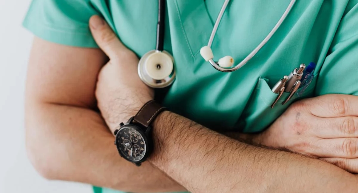 Gdzie przybywa lekarzy, a gdzie grożą braki? Najnowsze dane GUS o specjalizacjach i wieku medyków