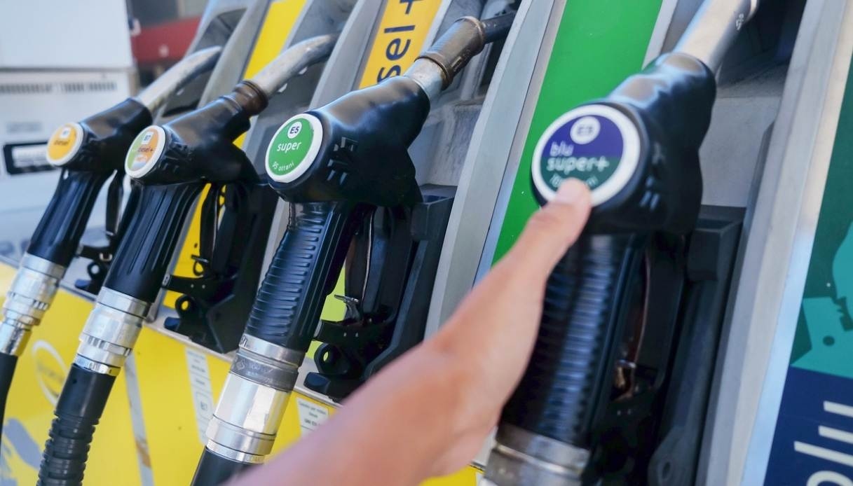 Perché la benzina aumenta, paghiamo di più ma non c’entra la guerra in Iran