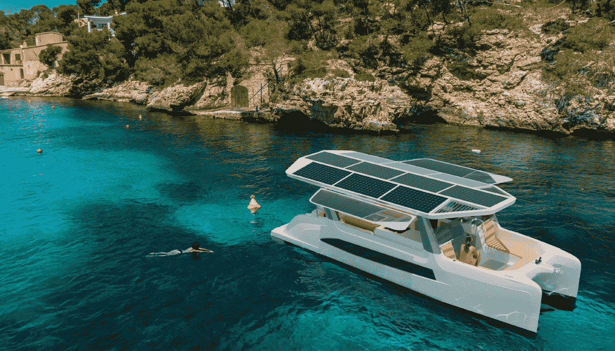 Alugar um barco, o boom do turismo lento de Capri aos lagos