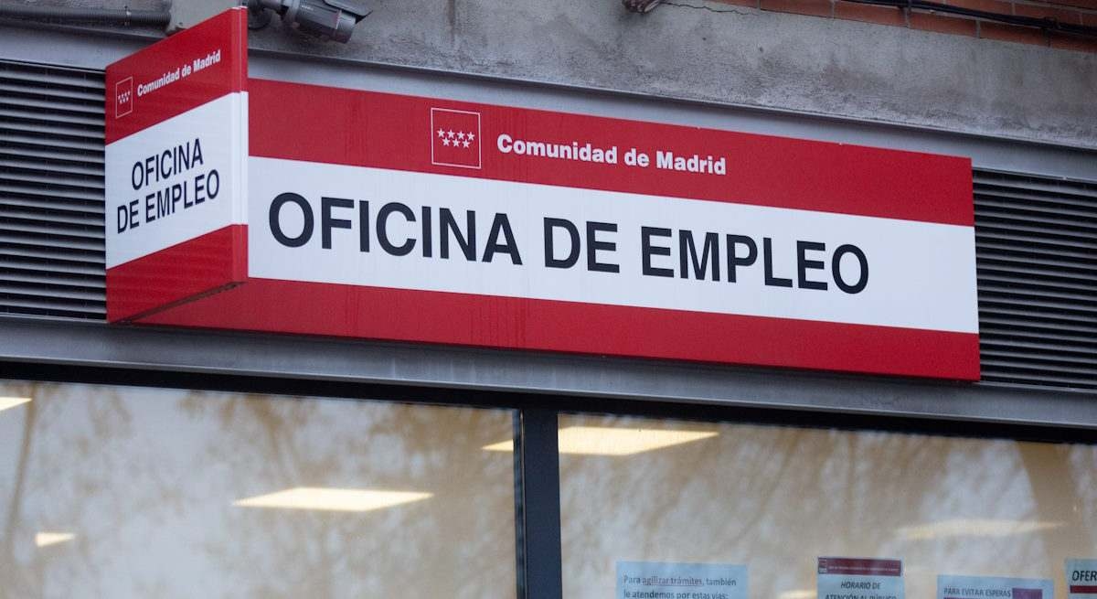 O emprego desacelera em julho, pressionado pela educação, e o desemprego fica estagnado em 2,4 milhões.
