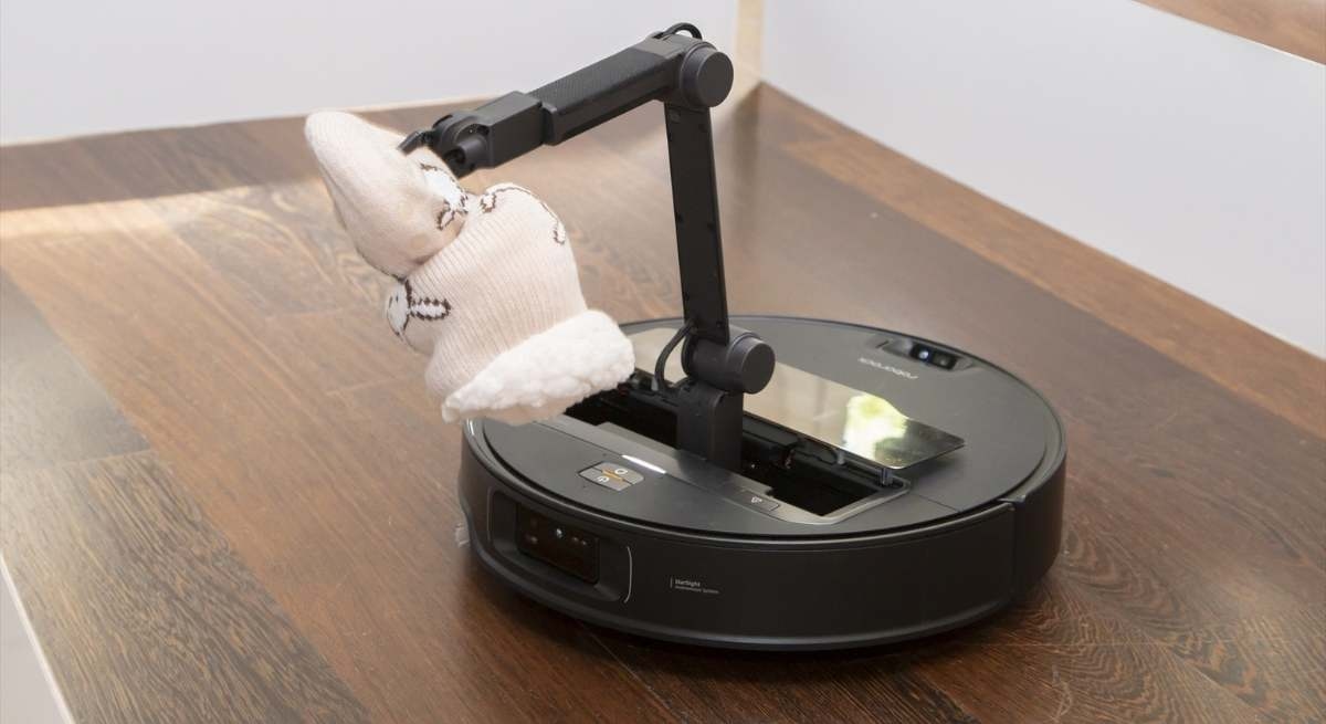 Arriva in Spagna il nuovo robot aspirapolvere con braccio robotico intelligente: "Raccoglie salviette, calzini e sandali e ti permette di controllare il tuo animale domestico".