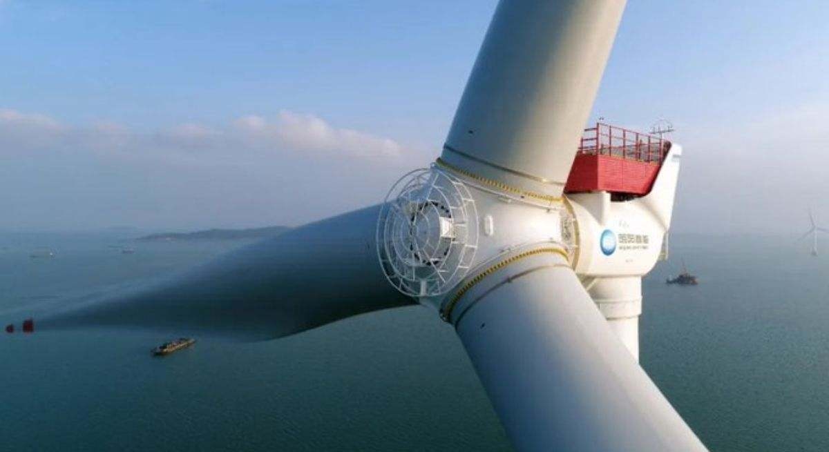 La Cina ha appena attivato la più grande turbina eolica offshore del mondo: sta avendo effetti sul clima.