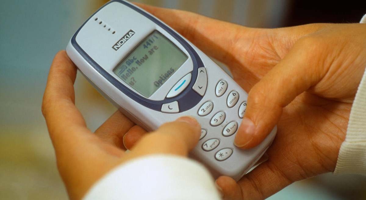Они проверили прочность легендарного телефона Nokia 3310, и результат ошеломил всех.