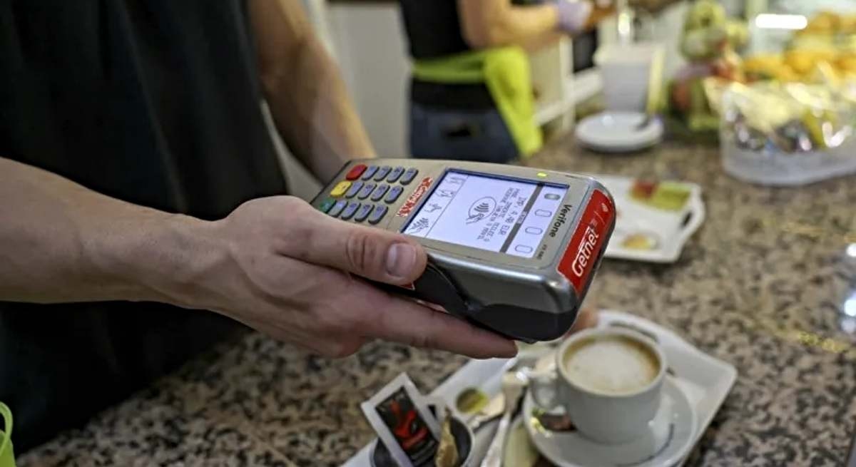 Eurozone citizens prefer to pay by card as the number of ATMs continues to decline