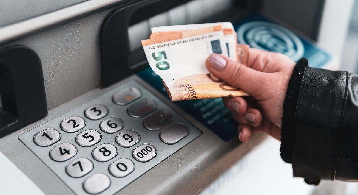 The simple gesture you should make when withdrawing money from an ATM: "It's the difference between being robbed or not."