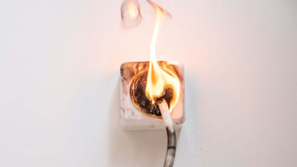 Elektrik fişlerinin pimlerindeki delikler ne işe yarar?