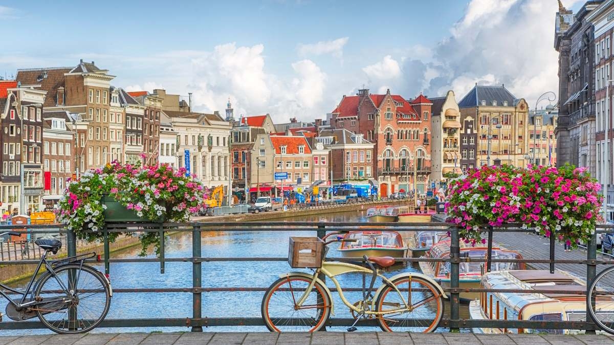 Why the country with the least work in Europe is by far one of the richest: the key is not more but better