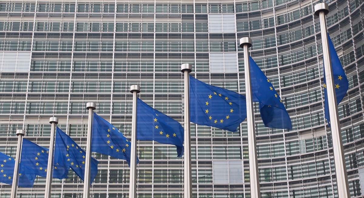 Europa mira a Japón para reducir la dependencia de China en tierras raras y hacer frente a la minera del Pentágono