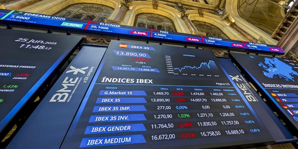 L'indice Ibex 35 scende dell'1,59%, appesantito dal settore bancario e dalle minacce di Trump.