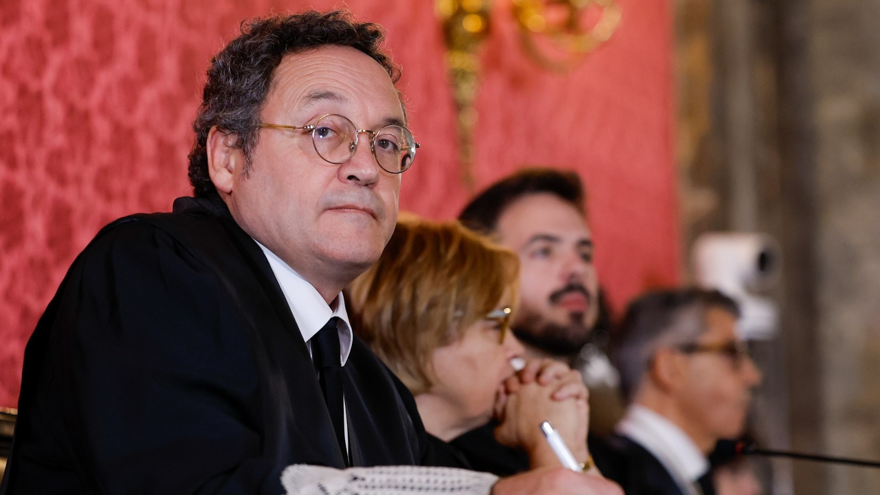 The state attorney general denies the accusations of revealing secrets