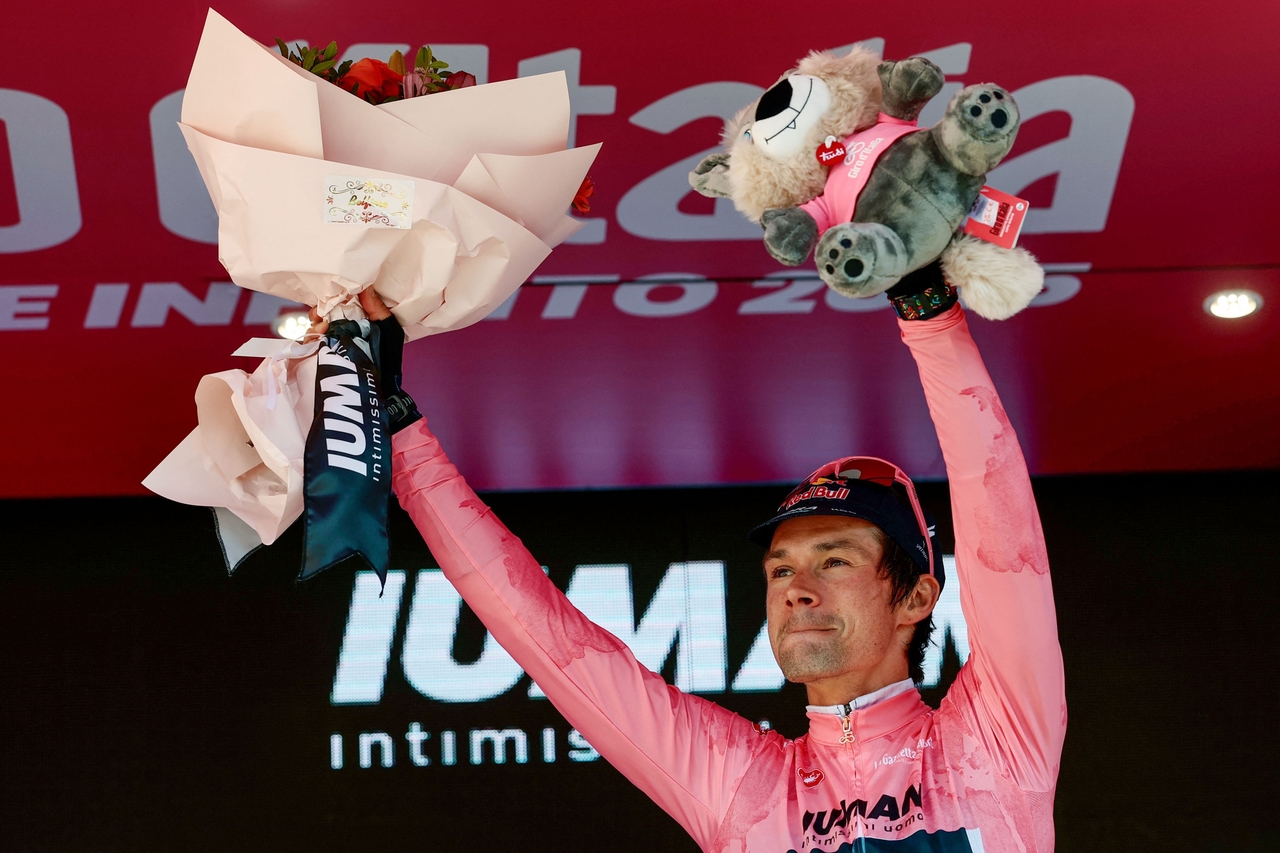 Roglic veste rosa e Tarling vence o contra-relógio
