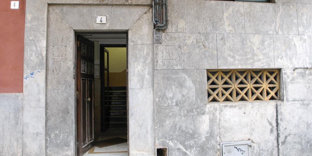 La polizia ha arrestato un uomo a Gijón dopo aver trovato il corpo di una donna tra i rifiuti della sua casa.