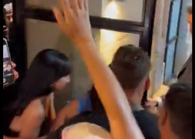 Aitana ve Plex, Sevilla'nın ünlü bir restoranında yemek yiyerek Triana Velá'da devrim yaratıyor.