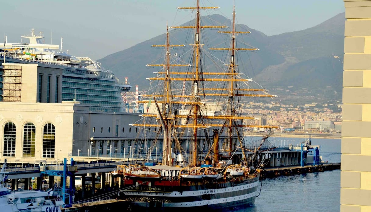 Napels neemt afscheid van de Amerigo Vespucci: geschiedenis, emotie en cultuur op de kade
