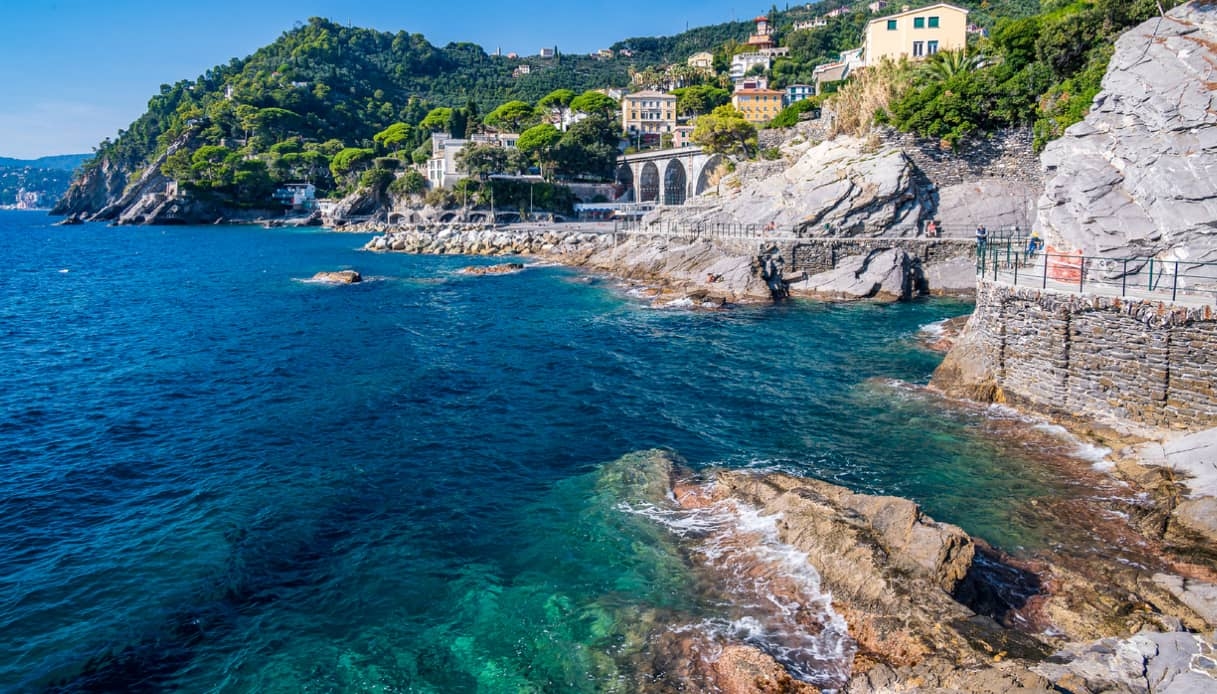 Zoagli, dans ce village il y a une promenade dans la roche sur une mer de rêve