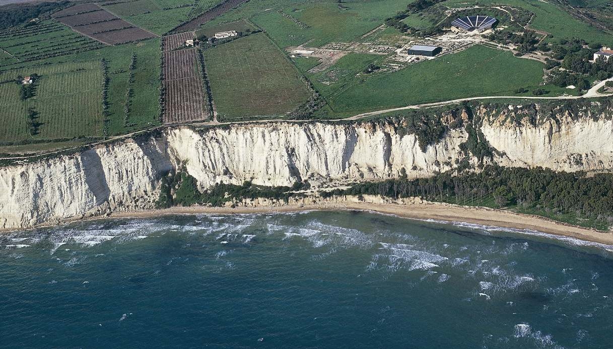 Capo Bianco, la scogliera selvaggia (che nasconde una spiaggia) della Sicilia