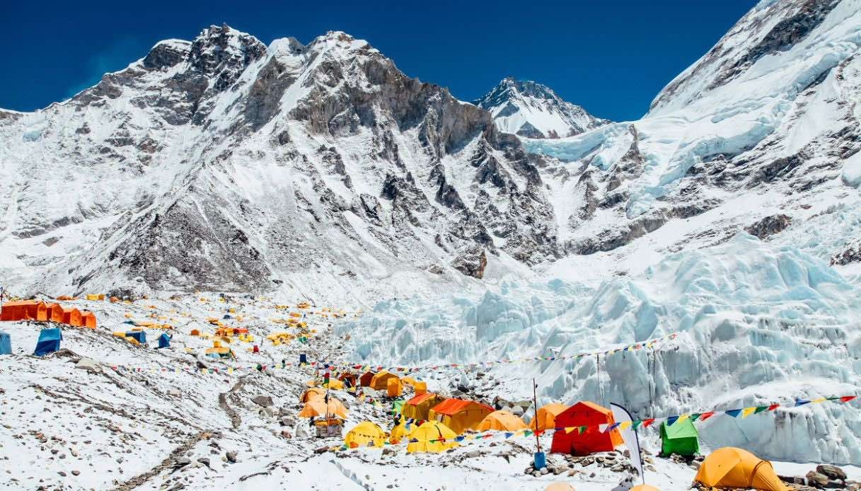 Everest a pagamento (15mila dollari), 97 vette nepalesi gratis: la strategia anti-overtourism