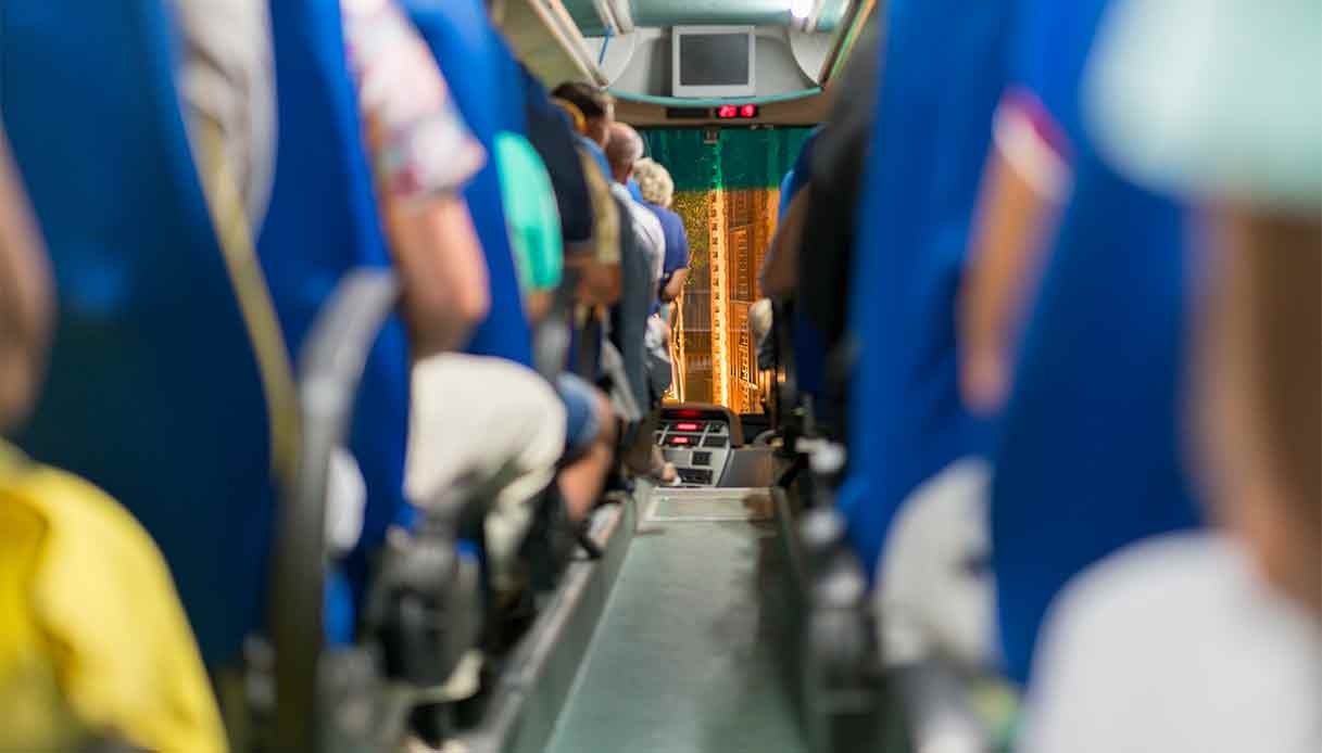 De bus is de nieuwe manier van reizen die steeds populairder wordt onder jongeren