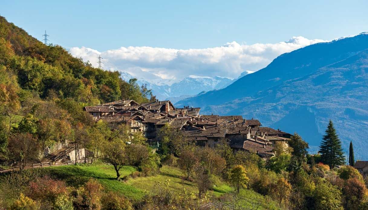 Canale di Tenno, a village suspended between tranquil waters and a timeless atmosphere.