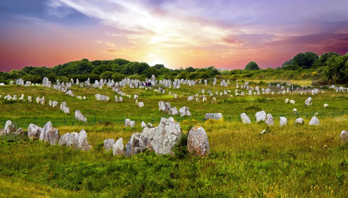 Układy Carnac: największa megalityczna tajemnica Europy