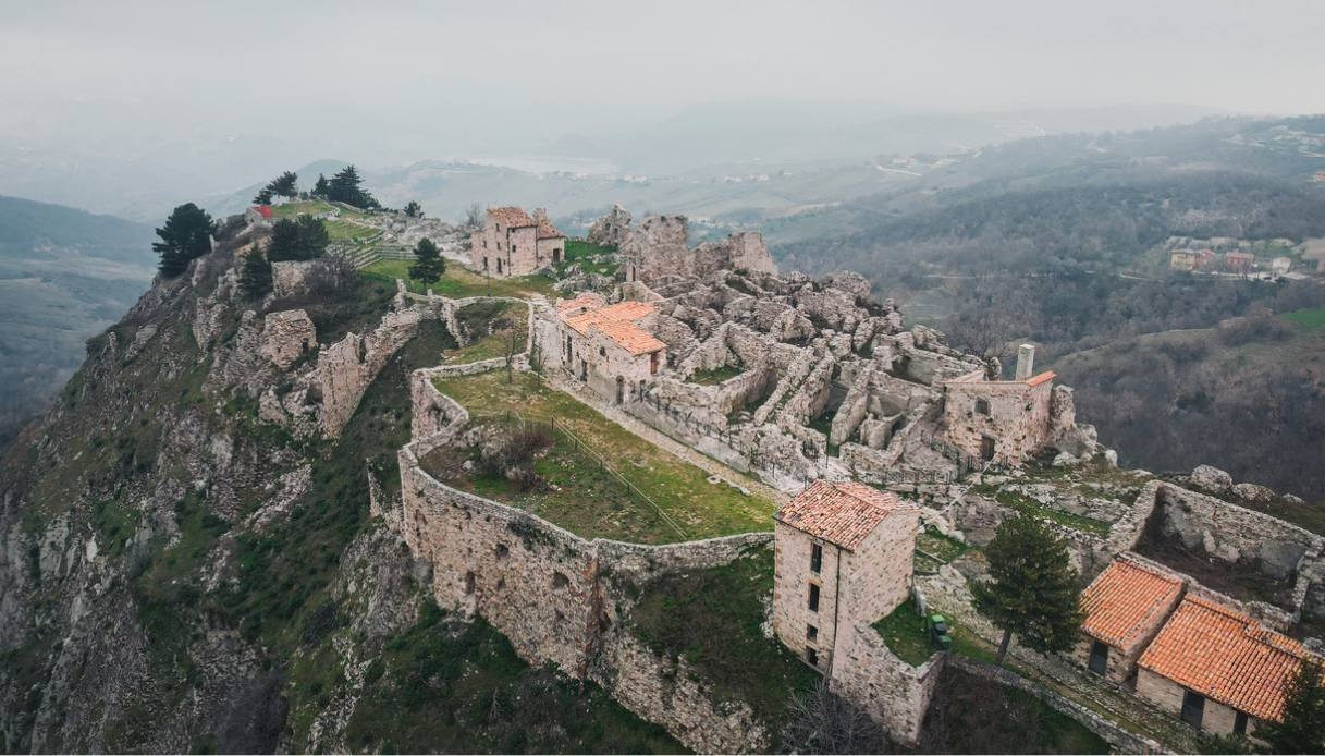 Gessopalena Vecchia sokakları: geçmişe ve sessizliğe doğru bir yolculuk.