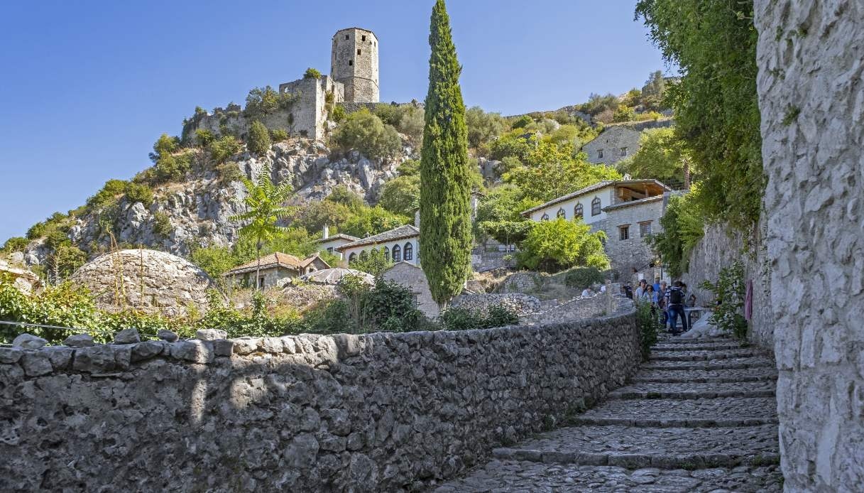 Lo scrigno di pietra dell’Erzegovina: risalire i secoli tra i profumi di melograno a Počitelj