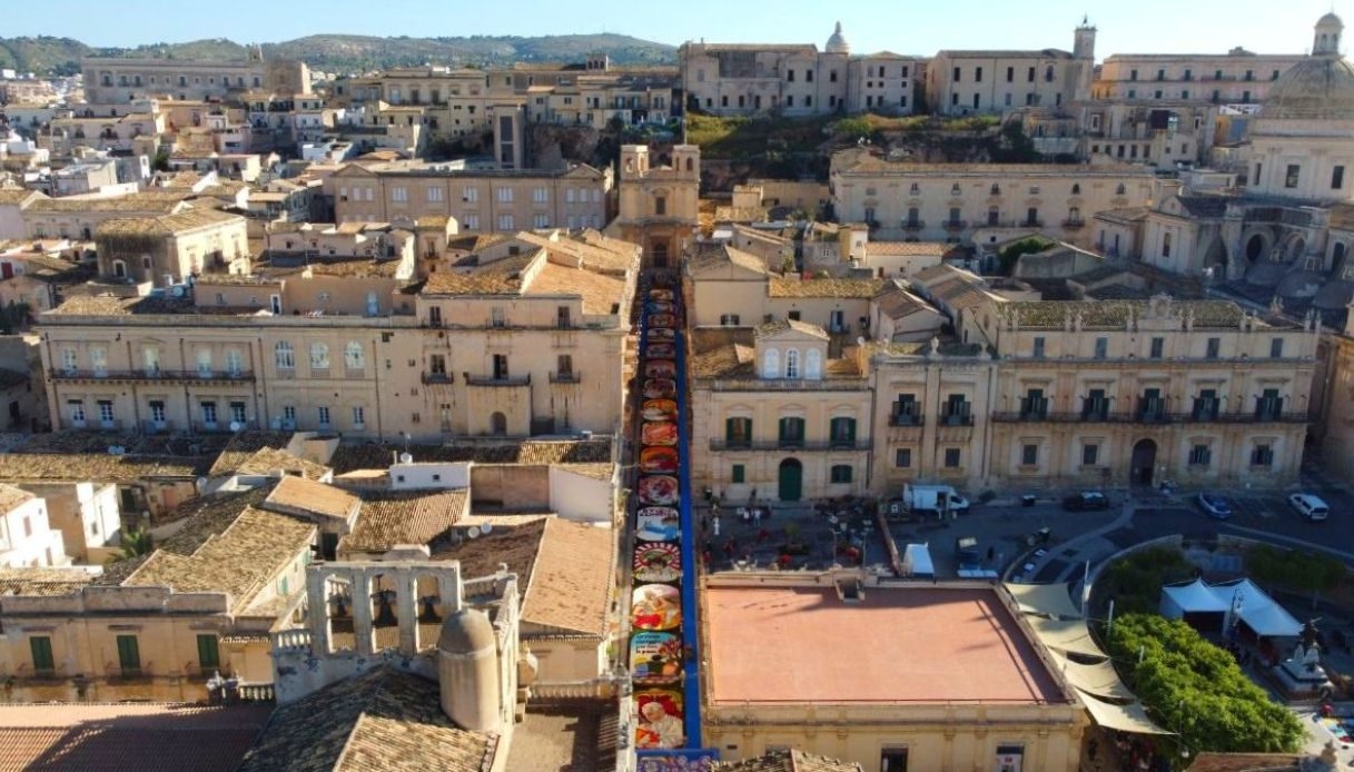 Torna l’Infiorata di Noto, 400 mila petali nel cuore barocco della Sicilia