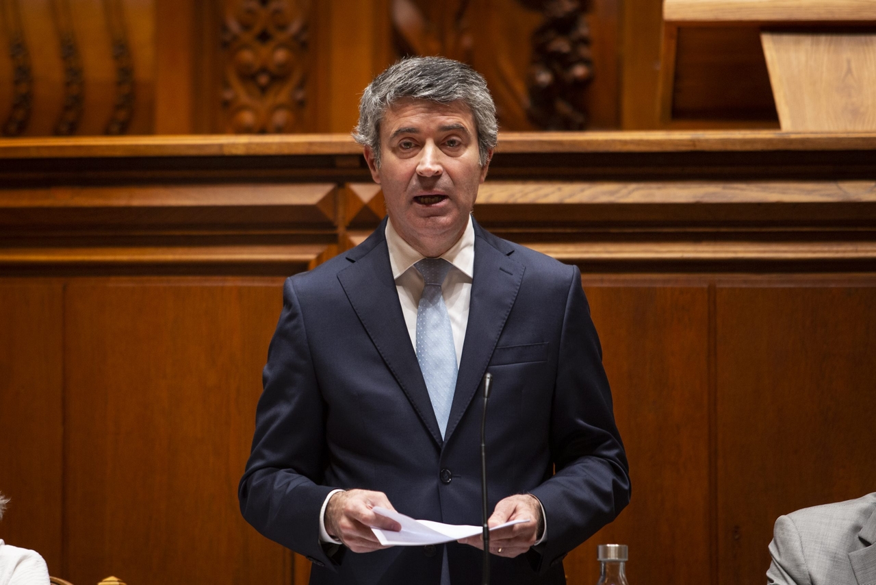 José Luís Carneiro acredita na vitória do PS nas autárquicas e recusa comentar cenário de demissão