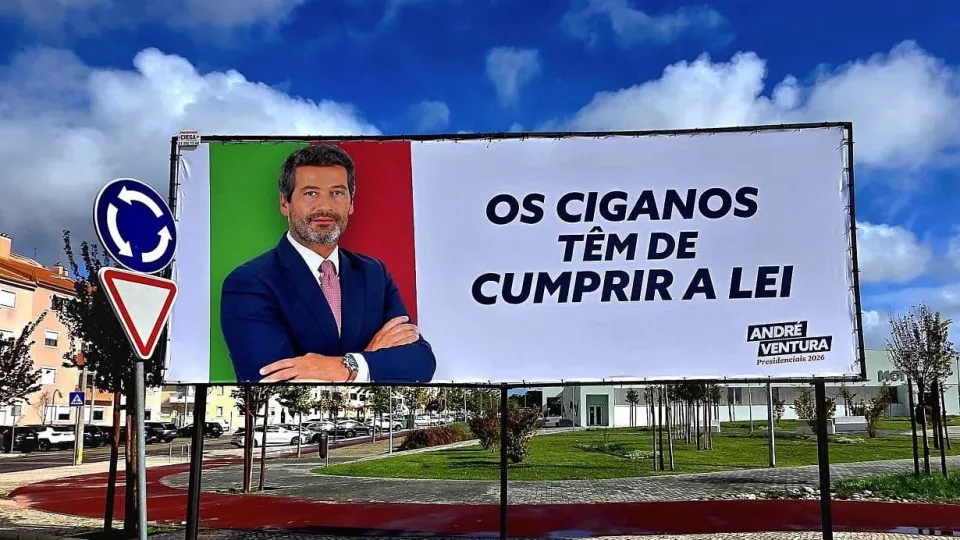 Chega tem 24 horas para retirar cartazes que visam a comunidade cigana