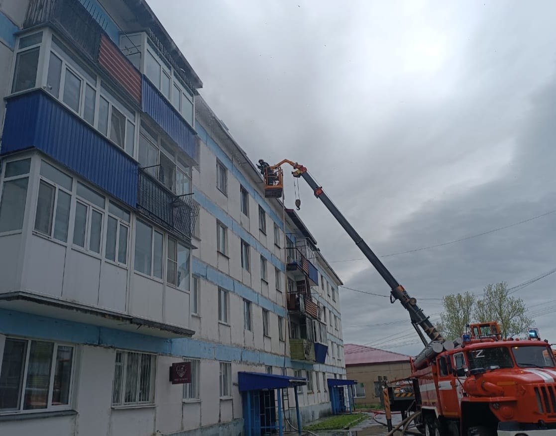El techo de un edificio de apartamentos en Aleksandrovsk-Sakhalinsky, dañado por el fuego, se está preparando para su reparación.